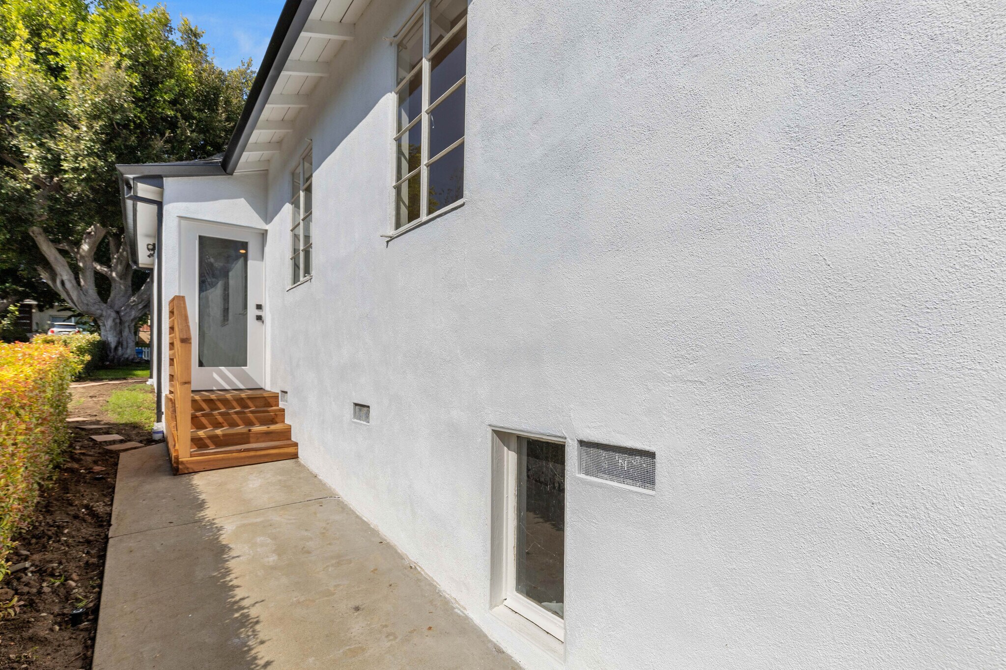 Building Photo - 3444 S Bentley Ave