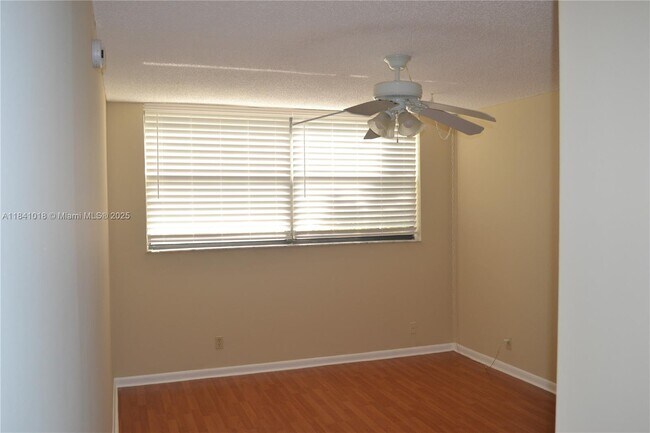 Building Photo - 491 Racquet Club Rd