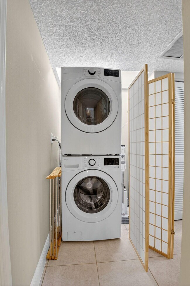 Building Photo - 451 Greensward Ln