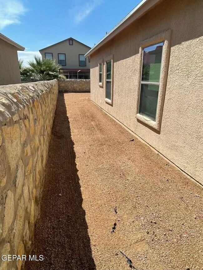 Building Photo - 14712 Far View Ct