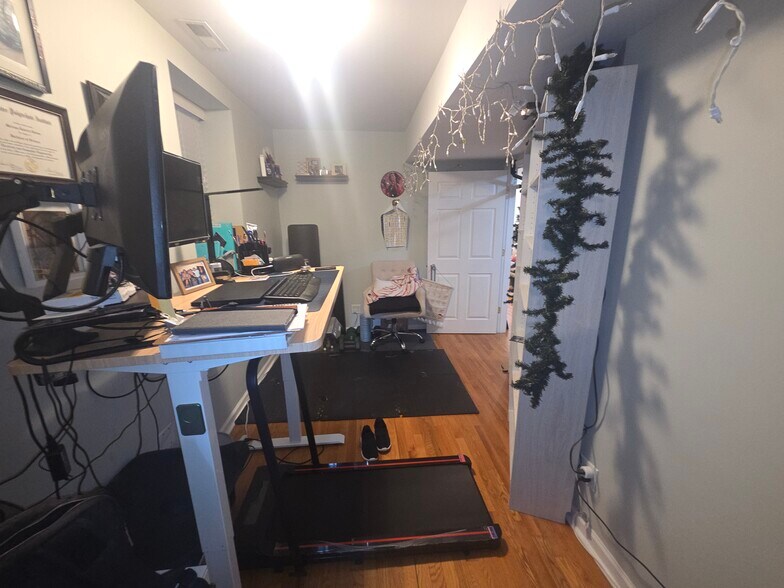 Building Photo - 2047 W Evergreen Ave