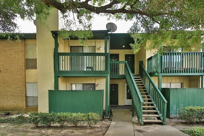 Primary Photo - 1516 Bay Area Blvd