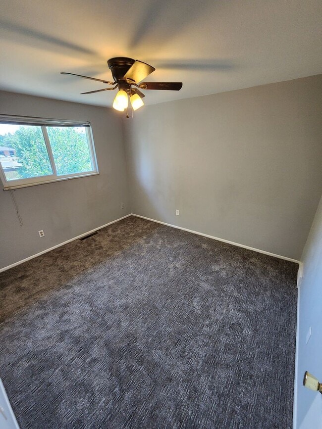Building Photo - Beautiful Townhome