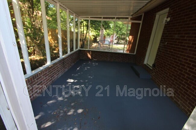 Building Photo - 2071 Fernwood Cir