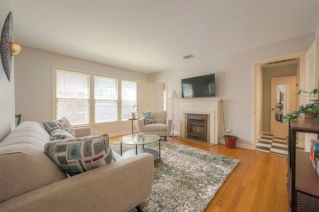 Primary Photo - 1558 1/2 Castle Ct