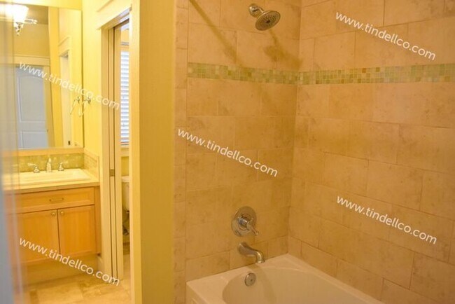 Building Photo - Beautiful and Spacious 3 Bedrooms, 2.5 Bathrooms in Raleigh Hills!