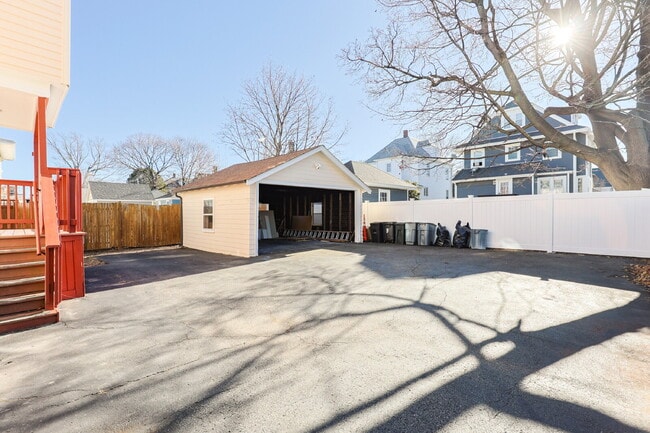 Building Photo - Stunning, Renovated, Spacious 2 Bed / 1 Bath in North Quincy