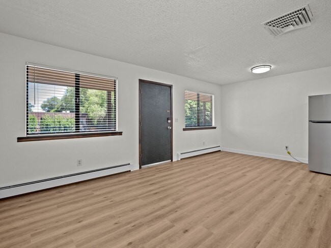 Building Photo - Remodeled 1 Bedroom, 1 Bathroom Apartment- Close to shopping!