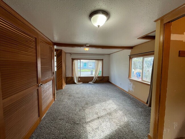 Building Photo - Cute Classic 1950s 2 Bd 1 Ba House + Bonus Room w/ Washer & Dryer, AC and Fenced Spacious Yard!