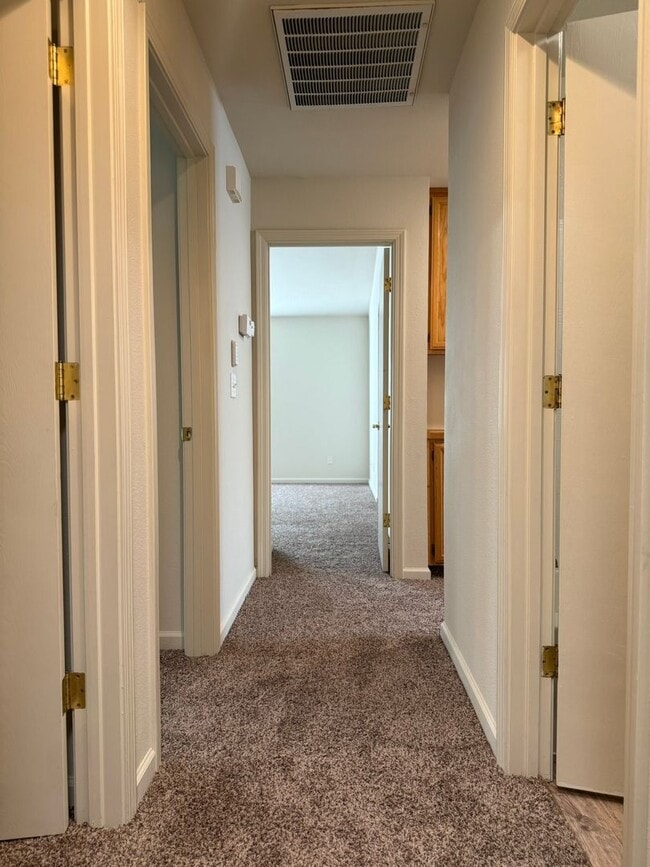 Building Photo - Available Now! Spacious home located in North Merced