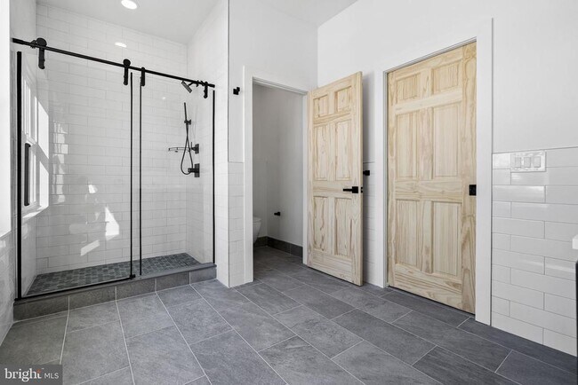 Building Photo - 458 W Earlham Ter