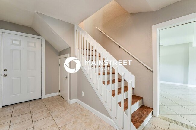Building Photo - 3 Bedroom Pet-Friendly Home in Fort Myers, FL with Main Street Renewal