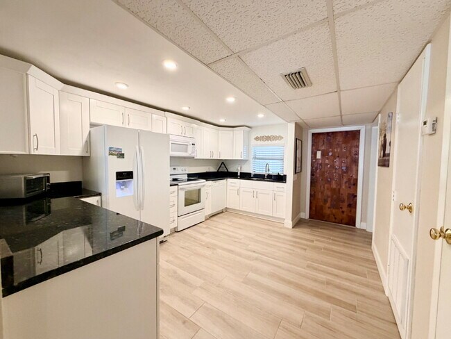 Building Photo - "Seaside Elegance: 2-Bed, 2-Bath Condo with Granite Finishes & Guest Suite at Cocoa Beach"