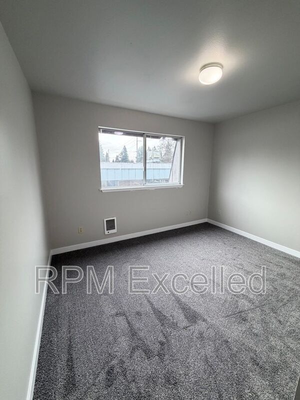 Building Photo - 634 M St NE