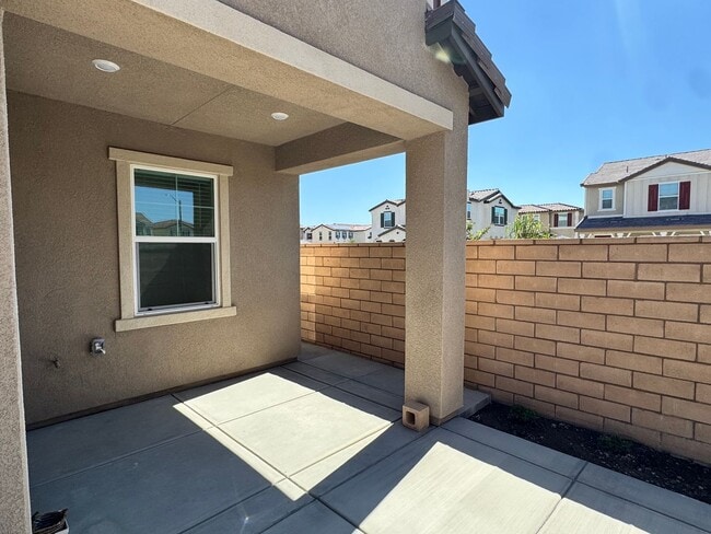 Building Photo - For Lease | Spacious 4-Bed + Den & Loft | ...