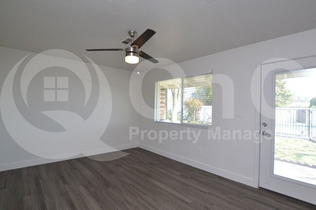 Building Photo - 1202 E Kaler Dr