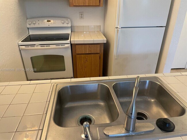 Building Photo - 2401 Riverside Dr