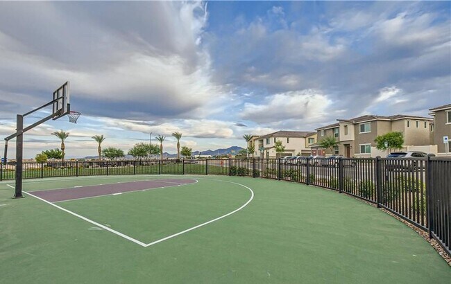 Building Photo - Beautiful townhome with amazing amenities,  convenience in a desirable community.