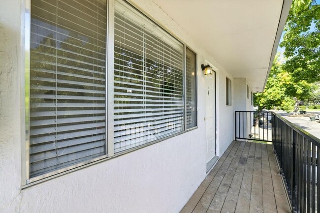Building Photo - Gorgeous 2 Bed Condo in Foothill Farms