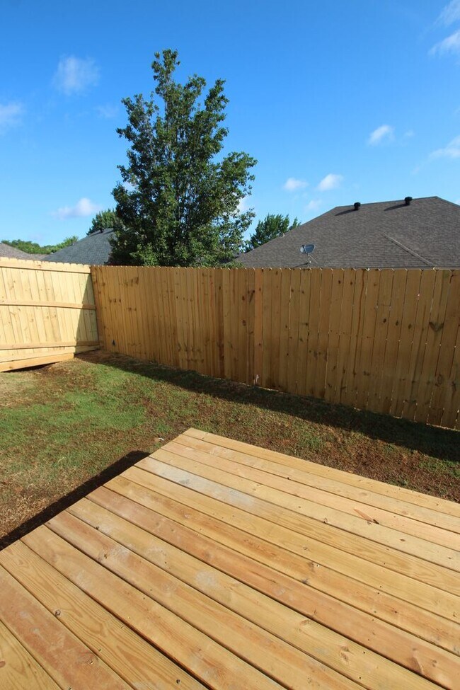 Building Photo - Available: 3/2/2 in Whitehouse ISD!!
