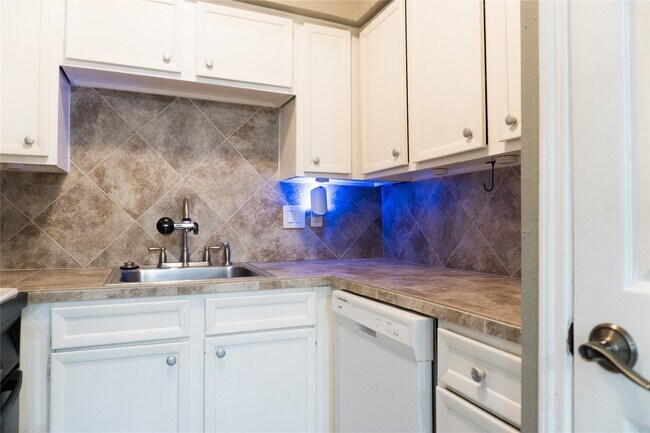 Building Photo - 2100 Tanglewilde St