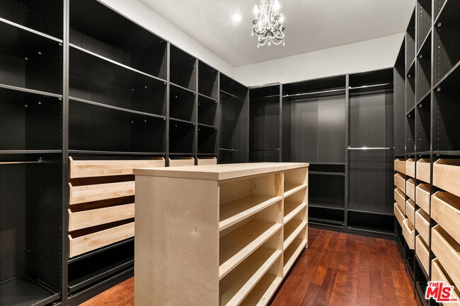 Building Photo - 3255 Fernwood Ave