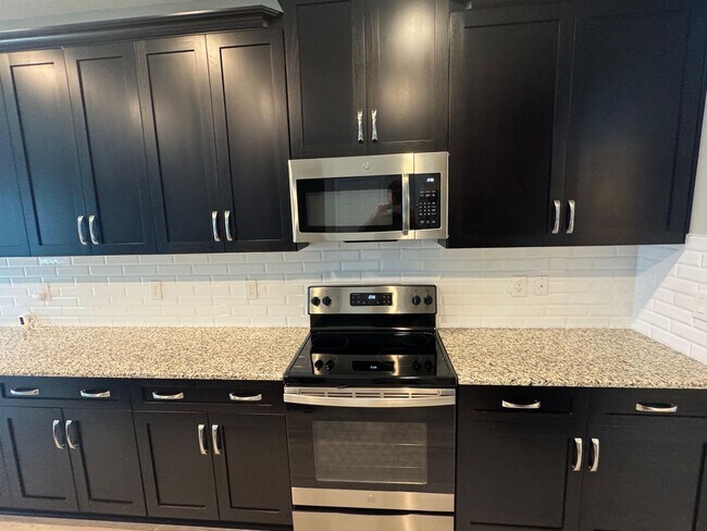 Building Photo - Spacious 5-Bedroom Riverview Home