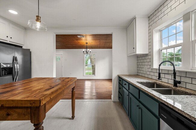 Building Photo - Beautifully Updated 2/2 Cottage - Available now!