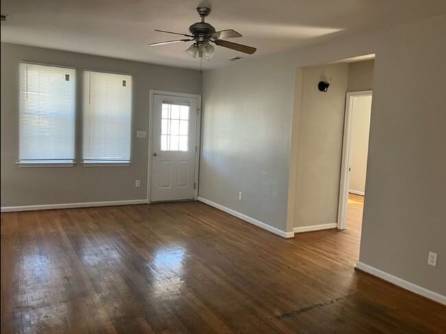 Building Photo - Three Bedroom Condo - Centrally Located Su...