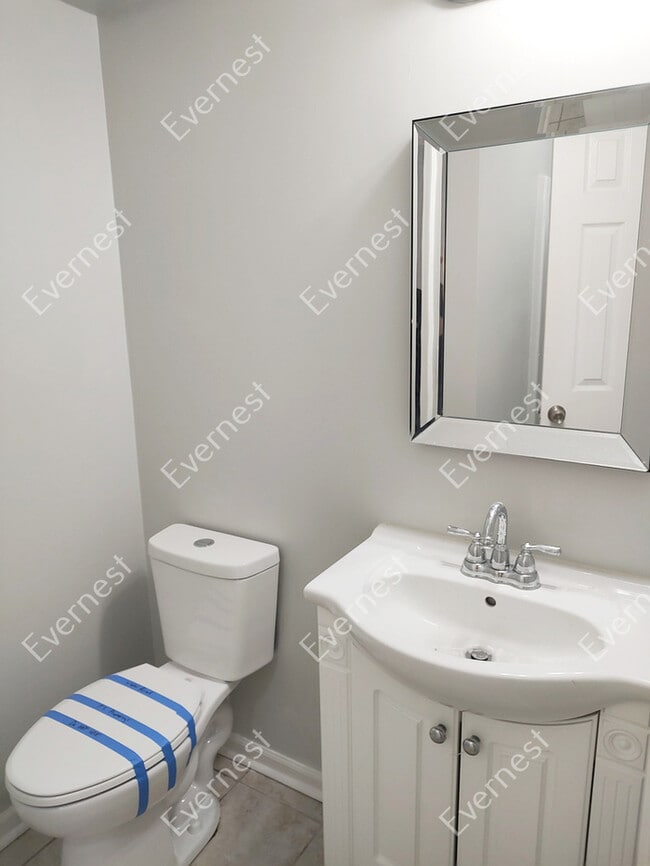 Building Photo - 3 Bed & 2.5 Bath House in Olathe / Pet-Fri...