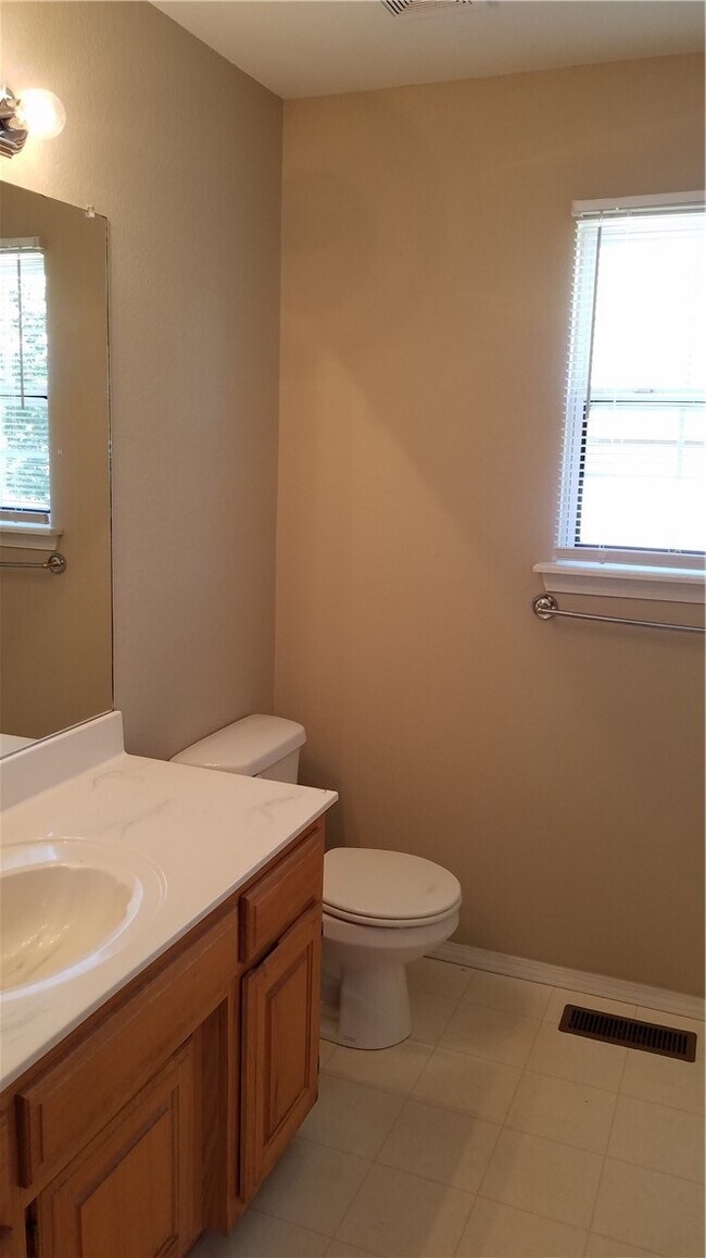 Building Photo - 17 Slifer Dr