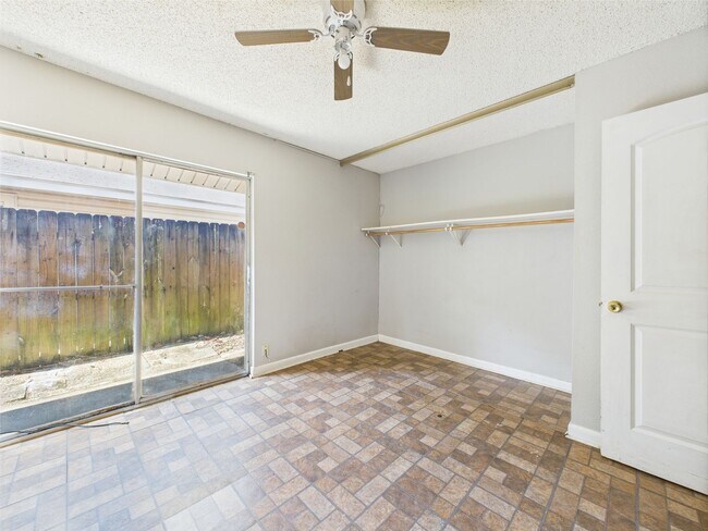 Building Photo - 513 Fox Run Ave