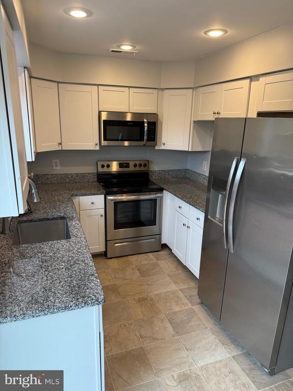 Building Photo - 8625 Point of Woods Dr