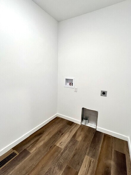 Utility Room w/ Washer & Dryer Hook-Up - 800 Hoffman Hills Blvd