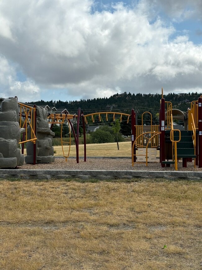 Building Photo - Updated 2 bedroom apartment Near St Peters