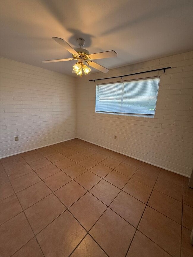 Building Photo - Town Home For Rent