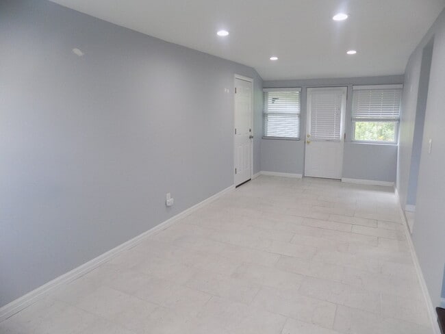 Building Photo - Nice Updated 4 bedroom house with first floor primary bedroom/Bathroom