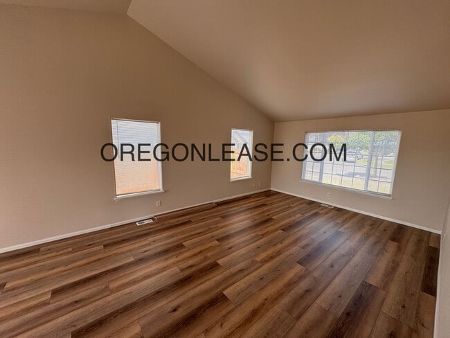 Building Photo - Newly remodeled West Eugene Home