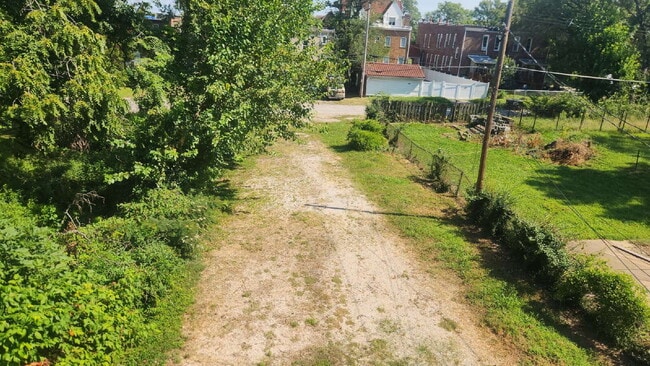 Building Photo - "Cozy 2-Bedroom Duplex in the Heart of St....