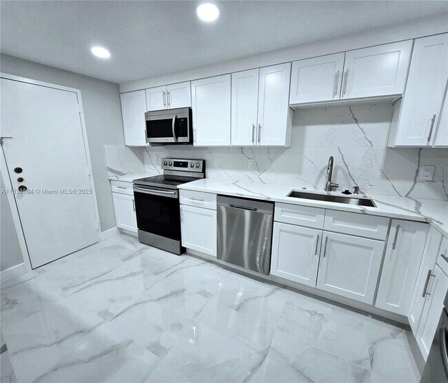 Building Photo - 3710 Inverrary Dr