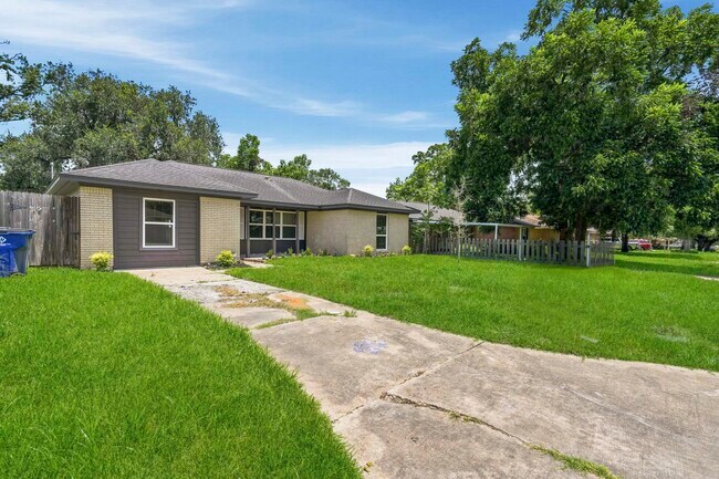 Building Photo - 913 Meadowlane St