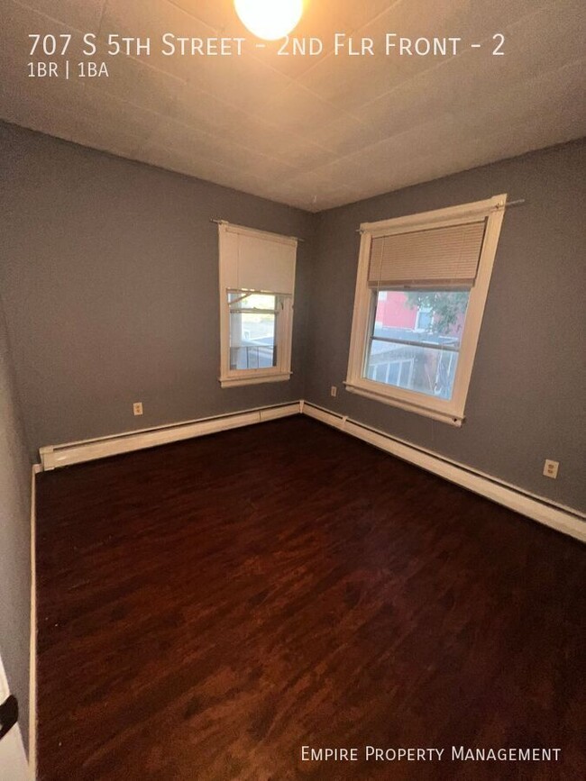 Building Photo - Available! 2nd floor: 1 Bedroom / 1 Bathro...