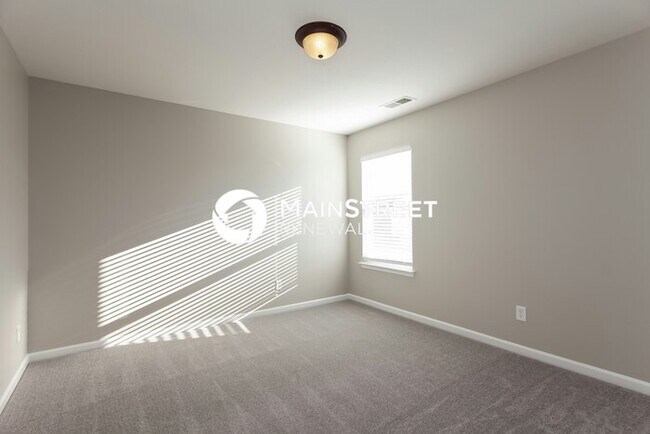 Building Photo - 4 Bedroom Pet-Friendly Home in Charlotte, NC with Main Street Renewal