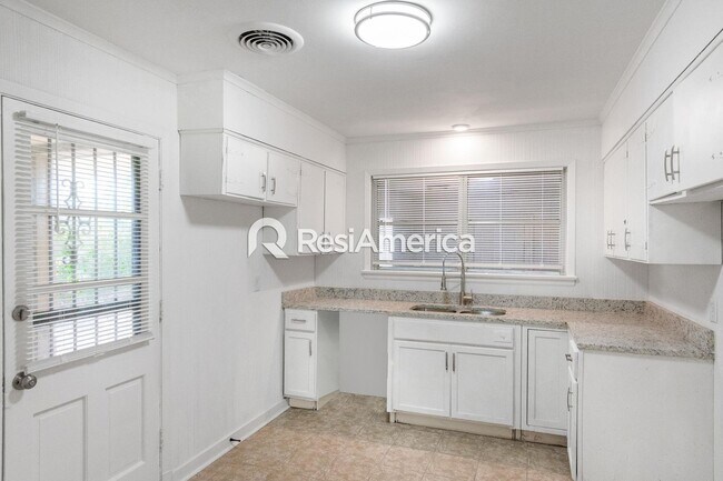 Building Photo - Newly Renovated 3/2 in Whitehaven