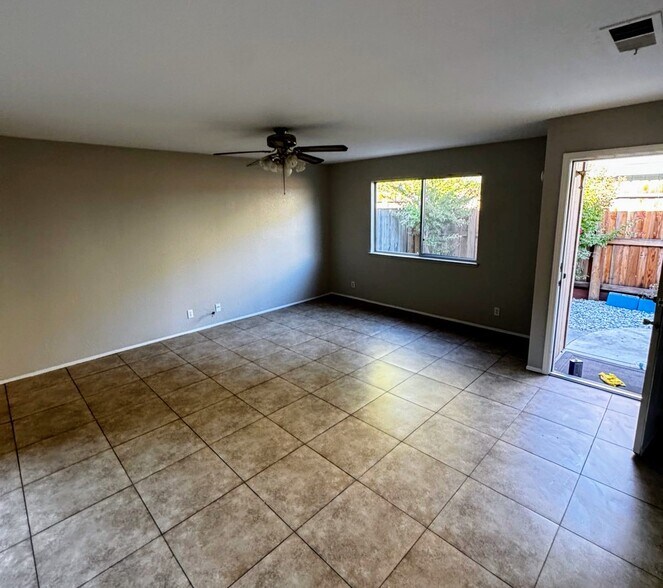 Building Photo - 615 Oriole Ave