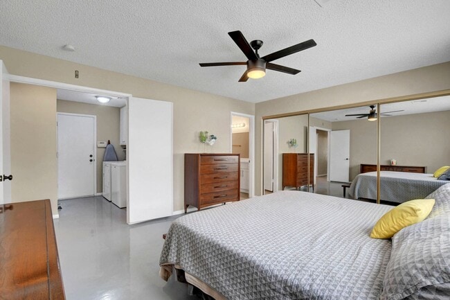 Building Photo - Fully Furnished, One Story, Near Strip, All Utilities Included with Flexible Lease Terms