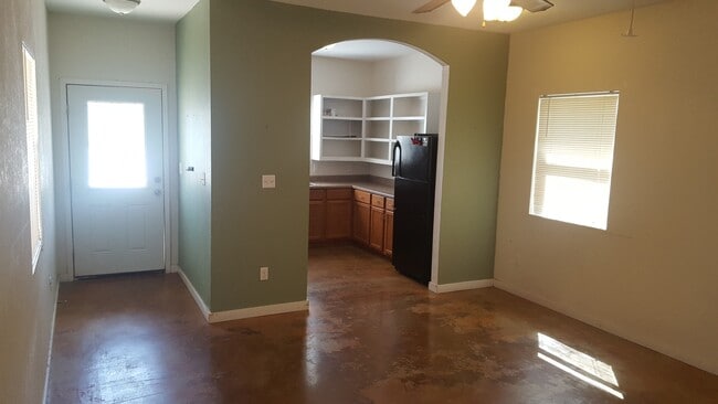 Building Photo - Adorable 2 Bed 1 Bath Home