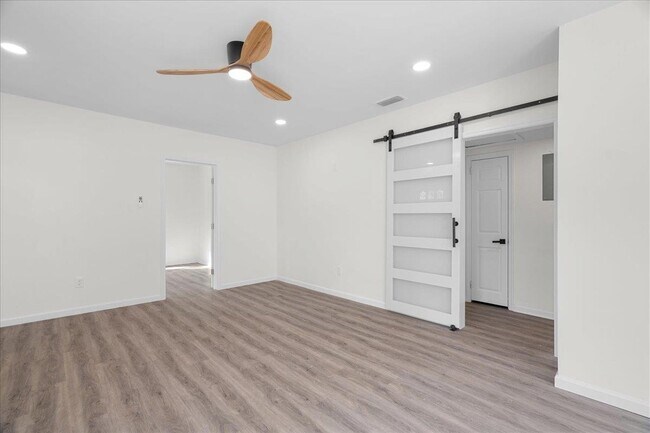 Building Photo - 400 Talaflo St