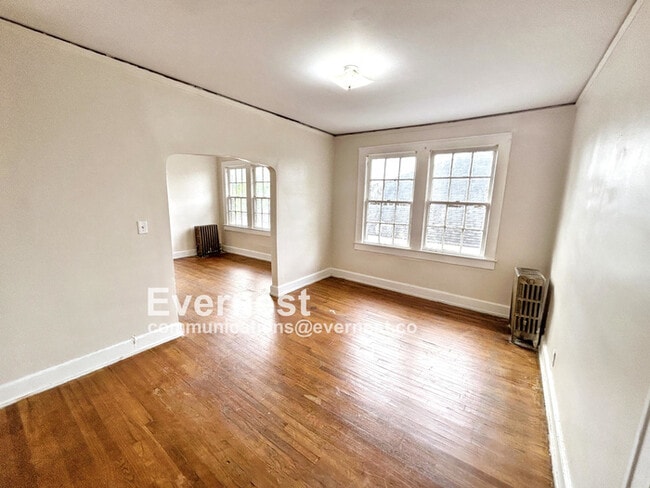 Building Photo - 904 3rd St W