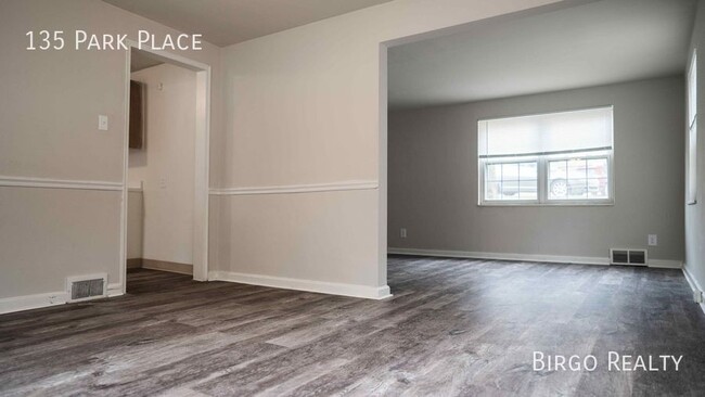 Building Photo - Spacious townhome avaialble today! No Depo...